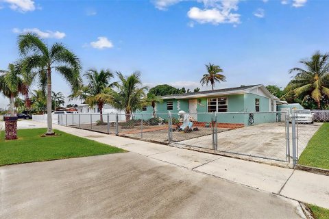 House in Homestead, Florida 4 bedrooms, 147.99 sq.m. № 1402971 - photo 4