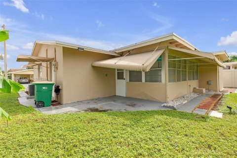 House in Tamarac, Florida 2 bedrooms, 103.68 sq.m. № 1394311 - photo 30