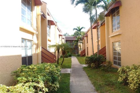 Condo in Tamarac, Florida, 2 bedrooms  № 1394312 - photo 2