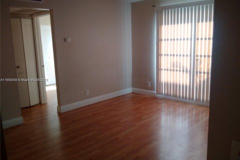 Condo in Tamarac, Florida, 2 bedrooms  № 1394312 - photo 14