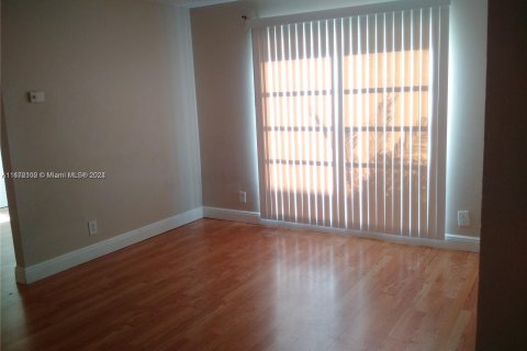 Condo in Tamarac, Florida, 2 bedrooms  № 1394312 - photo 15