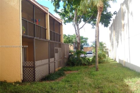 Condo in Tamarac, Florida, 2 bedrooms  № 1394312 - photo 29