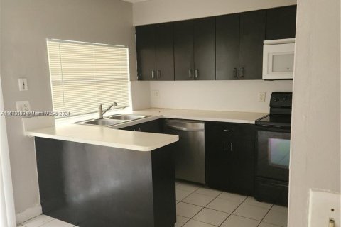 Condo in Tamarac, Florida, 2 bedrooms  № 1394312 - photo 5