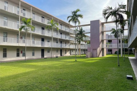 Condo in Lauderhill, Florida, 1 bedroom  № 1171159 - photo 5