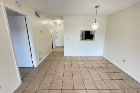 Condo in Lauderhill, Florida, 1 bedroom  № 1171159 - photo 16