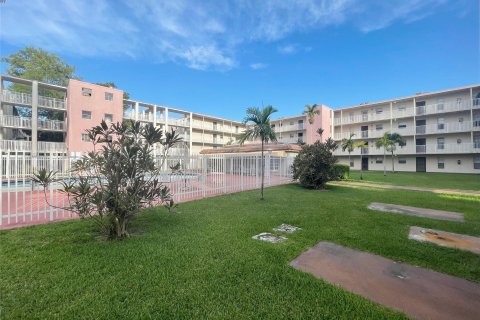 Condo in Lauderhill, Florida, 1 bedroom  № 1171159 - photo 4