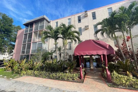 Condo in Lauderhill, Florida, 1 bedroom  № 1171159 - photo 1