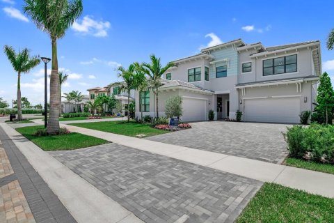 House in Palm Beach Gardens, Florida 5 bedrooms, 488.67 sq.m. № 1226855 - photo 1