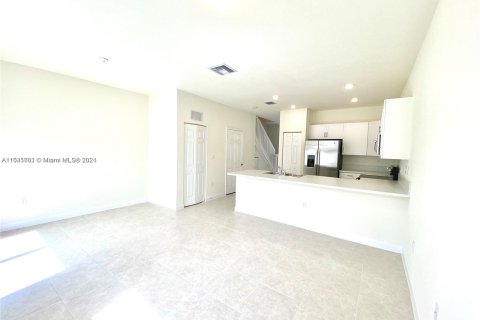 Casa en venta en Hialeah, Florida, 3 dormitorios, 131.18 m2 № 1017639 - foto 6
