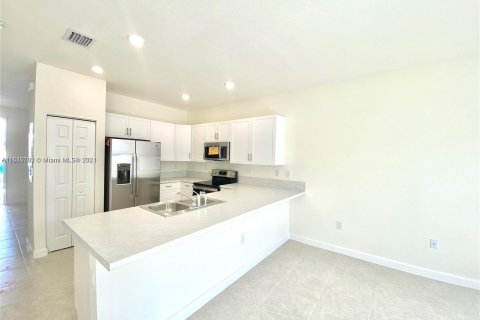 Casa en venta en Hialeah, Florida, 3 dormitorios, 131.18 m2 № 1017639 - foto 3