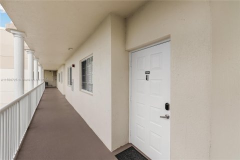 Condo in Doral, Florida, 3 bedrooms  № 1078795 - photo 1