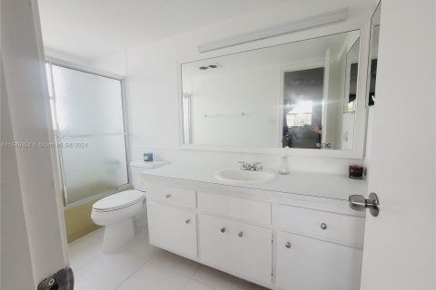 Condo in Lauderhill, Florida, 2 bedrooms  № 1067684 - photo 13