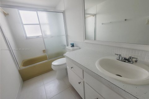 Condo in Lauderhill, Florida, 2 bedrooms  № 1067684 - photo 12