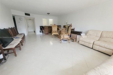 Condo in Lauderhill, Florida, 2 bedrooms  № 1067684 - photo 22