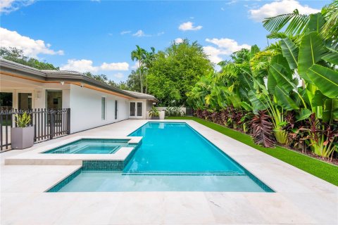 House in Coral Gables, Florida 5 bedrooms, 459.59 sq.m. № 1372461 - photo 29