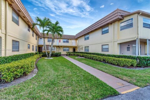 Condo in Delray Beach, Florida, 2 bedrooms  № 1372490 - photo 1