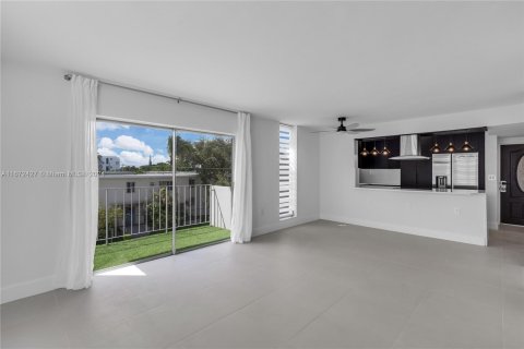 Condo in Miami Beach, Florida, 4 bedrooms  № 1396909 - photo 11