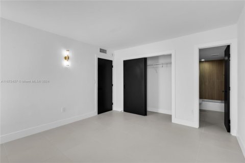 Condo in Miami Beach, Florida, 4 bedrooms  № 1396909 - photo 21