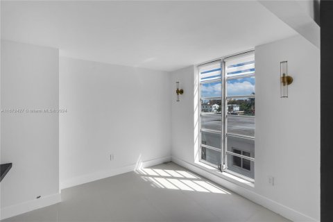 Condo in Miami Beach, Florida, 4 bedrooms  № 1396909 - photo 17