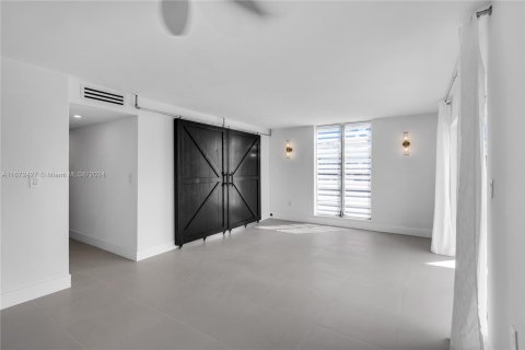 Condo in Miami Beach, Florida, 4 bedrooms  № 1396909 - photo 14