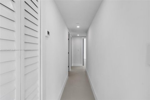 Condo in Miami Beach, Florida, 4 bedrooms  № 1396909 - photo 18