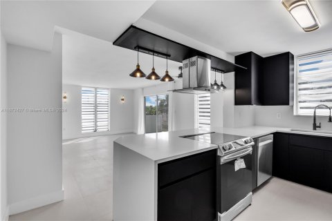 Condo in Miami Beach, Florida, 4 bedrooms  № 1396909 - photo 8