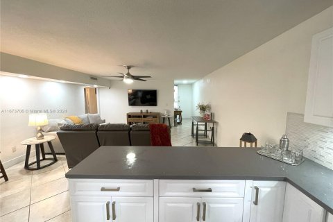 Touwnhouse à vendre à Miami Lakes, Floride: 3 chambres, 135.64 m2 № 1396865 - photo 9