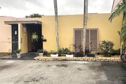 Adosado en venta en Miami Lakes, Florida, 3 dormitorios, 135.64 m2 № 1396865 - foto 1