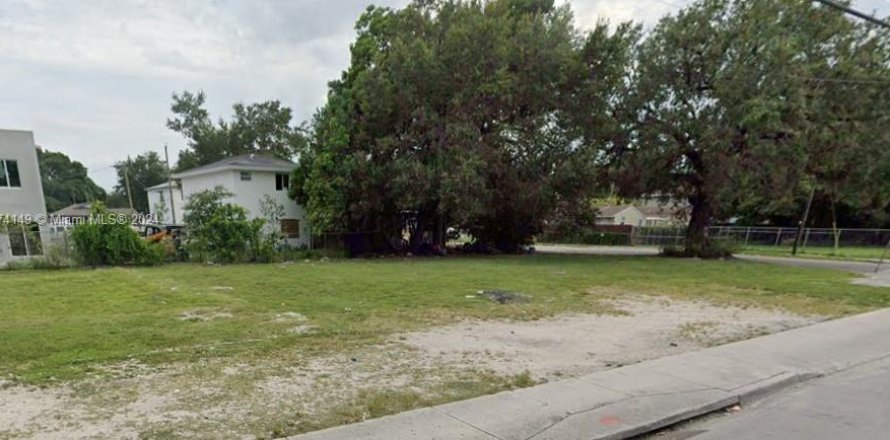 Commercial property in Miami, Florida № 1399924