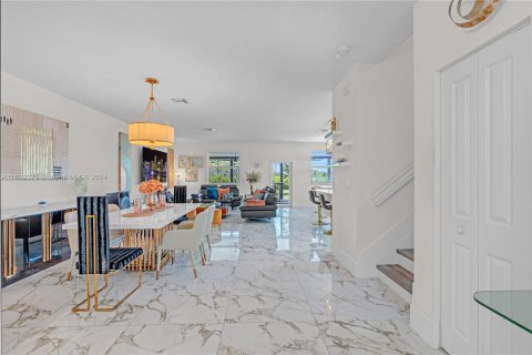 Casa en venta en Miami, Florida, 5 dormitorios, 281.77 m2 № 1240803 - foto 7