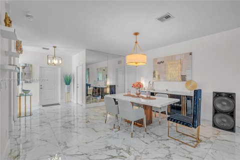 Casa en venta en Miami, Florida, 5 dormitorios, 281.77 m2 № 1240803 - foto 11