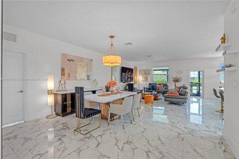 Casa en venta en Miami, Florida, 5 dormitorios, 281.77 m2 № 1240803 - foto 8