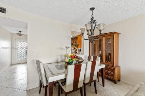 Condo in Margate, Florida, 2 bedrooms  № 1240770 - photo 13