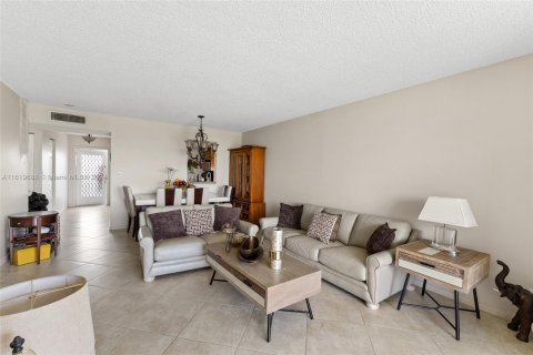 Condo in Margate, Florida, 2 bedrooms  № 1240770 - photo 1