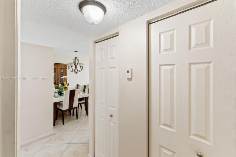 Condo in Margate, Florida, 2 bedrooms  № 1240770 - photo 12