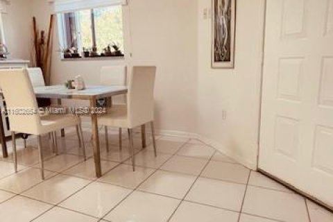 Condominio en venta en Pembroke Pines, Florida, 2 dormitorios, 142.42 m2 № 1224055 - foto 2