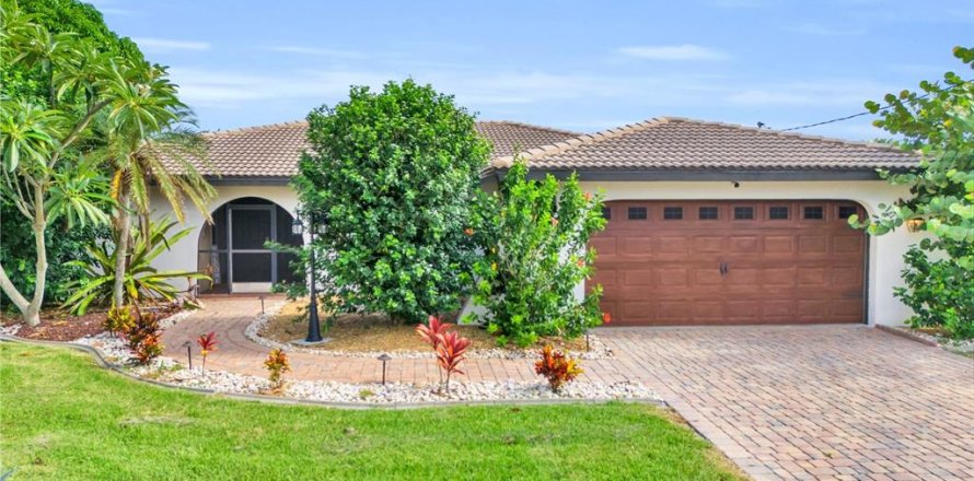 Casa en Cape Coral, Florida 3 dormitorios, 181.44 m2 № 1322234