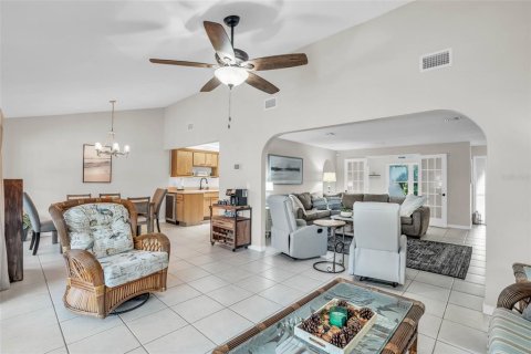 Villa ou maison à vendre à Cape Coral, Floride: 3 chambres, 181.44 m2 № 1322234 - photo 10