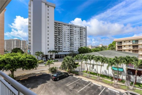 Copropriété à vendre à Hallandale Beach, Floride: 2 chambres, 100.33 m2 № 1233841 - photo 30