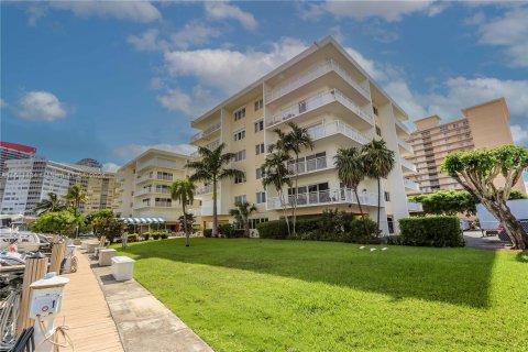 Condo in Hallandale Beach, Florida, 2 bedrooms  № 1233841 - photo 1