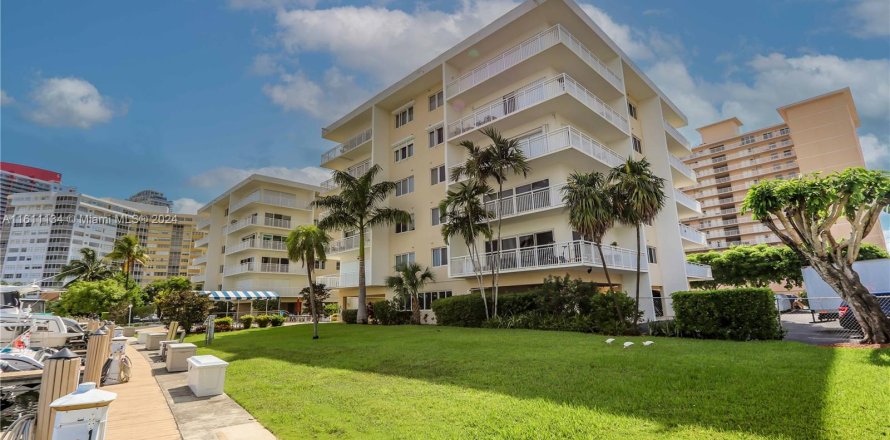 Condo in Hallandale Beach, Florida, 2 bedrooms  № 1233841