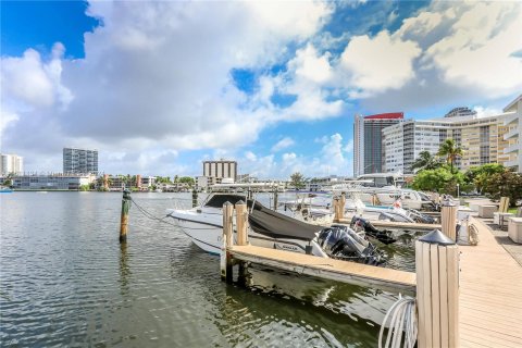 Condo in Hallandale Beach, Florida, 2 bedrooms  № 1233841 - photo 3