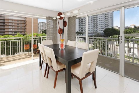 Condo in Hallandale Beach, Florida, 2 bedrooms  № 1233841 - photo 9