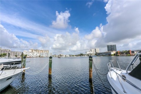 Condo in Hallandale Beach, Florida, 2 bedrooms  № 1233841 - photo 2