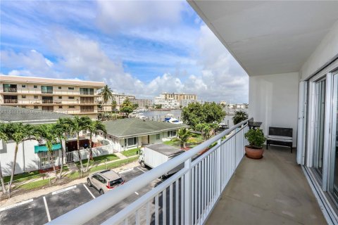 Copropriété à vendre à Hallandale Beach, Floride: 2 chambres, 100.33 m2 № 1233841 - photo 28