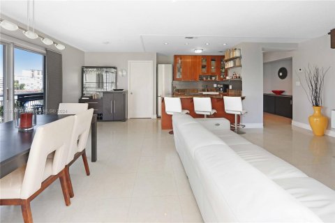 Copropriété à vendre à Hallandale Beach, Floride: 2 chambres, 100.33 m2 № 1233841 - photo 12