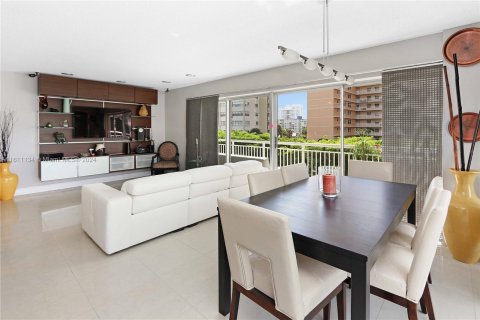 Copropriété à vendre à Hallandale Beach, Floride: 2 chambres, 100.33 m2 № 1233841 - photo 10