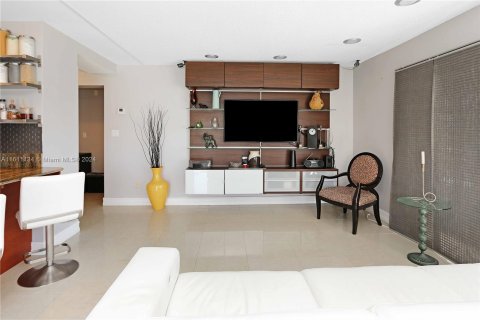 Condo in Hallandale Beach, Florida, 2 bedrooms  № 1233841 - photo 6