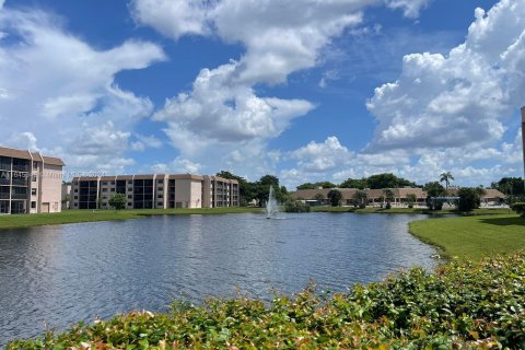 Condo in Sunrise, Florida, 2 bedrooms  № 1331669 - photo 2