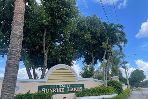 Condo in Sunrise, Florida, 2 bedrooms  № 1331669 - photo 1